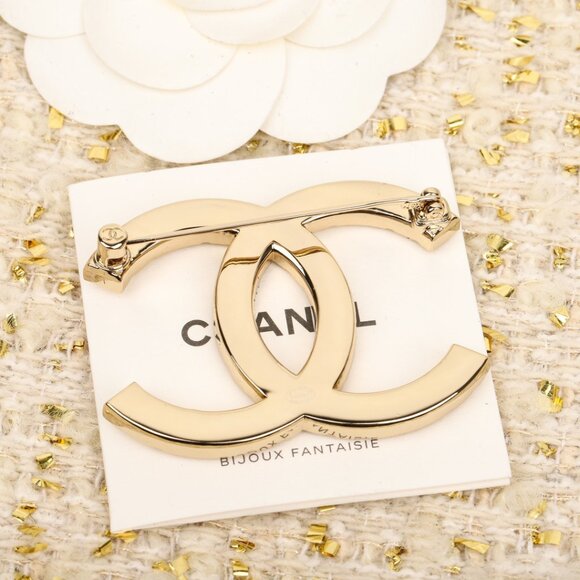 CHANEL Exquisite Diamond-encrusted Brooch - Picture 4 of 7